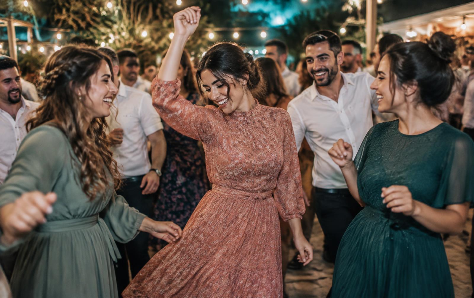 חברים רוקדים בחתונה